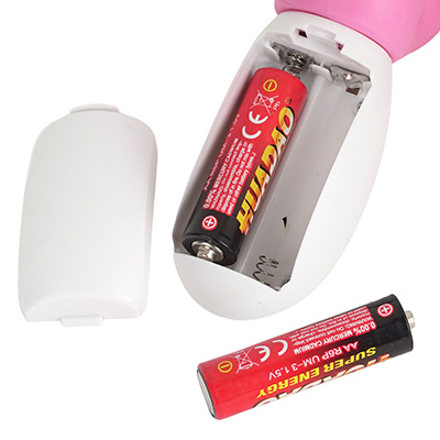 電源は単三電池×２本（付属）。グリップの裏にあるフタを外し、正しい向きで装填してください。アルカリ推奨です。